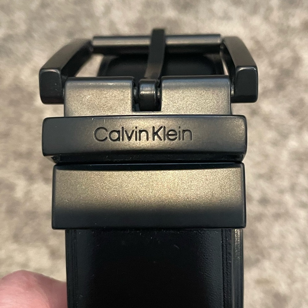 Calvin Klein Reversable Black/Brown Leather Belt.  Size Large.  Worn once.